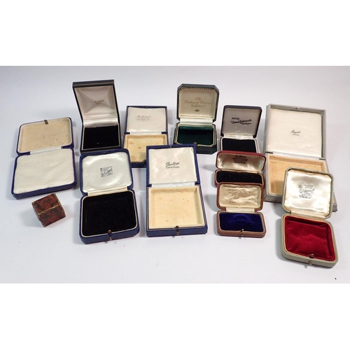 562 - A group of vintage jewellery boxes