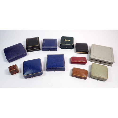 562 - A group of vintage jewellery boxes