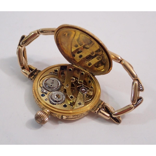 599 - An 18 carat gold early 20th century ladies wrist watch with all over engraved decoration, 3.2cm diam... 