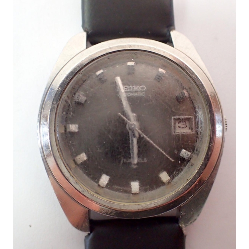 605 - A Seiko automatic gents wrist watch with black dial and date aperture