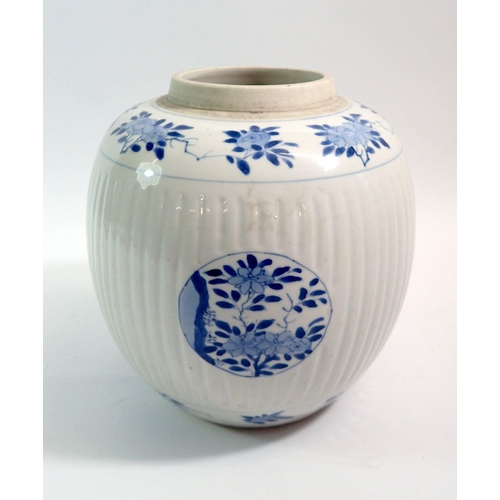 98 - A 19th century Chinese blue and white large ribbed ginger jar painted flowers (no lid) 22cm tall x 2... 