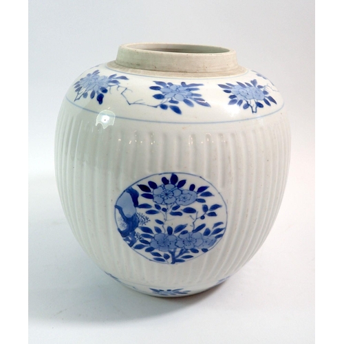 98 - A 19th century Chinese blue and white large ribbed ginger jar painted flowers (no lid) 22cm tall x 2... 