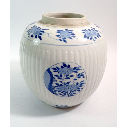 98 - A 19th century Chinese blue and white large ribbed ginger jar painted flowers (no lid) 22cm tall x 2... 