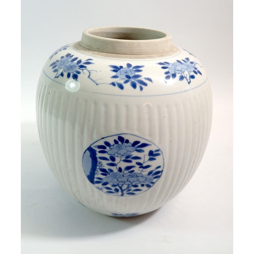 98 - A 19th century Chinese blue and white large ribbed ginger jar painted flowers (no lid) 22cm tall x 2... 