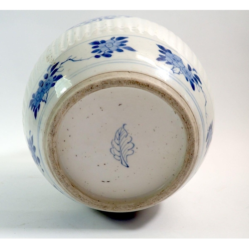 98 - A 19th century Chinese blue and white large ribbed ginger jar painted flowers (no lid) 22cm tall x 2... 