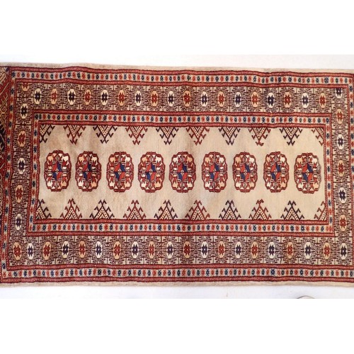 1315 - A small silk on cotton rug with single row of guls on a cream ground 119 x 63cm