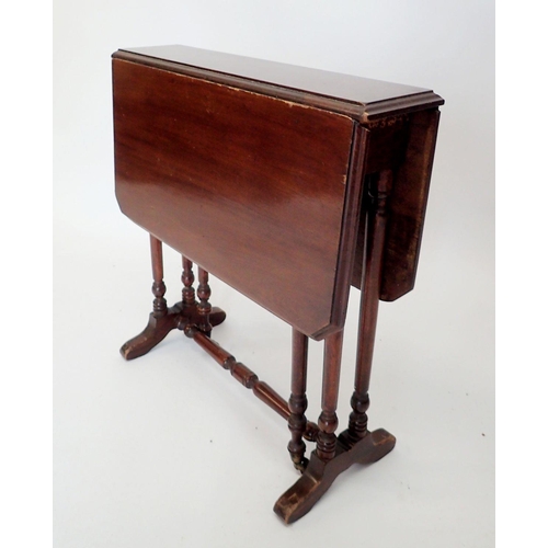 1258 - An Edwardian mahogany Sutherland table, 54 x 65cm open