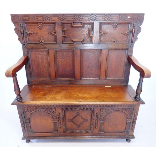 1300 - A Victorian small oak triple panelled settle, 118.5cm wide