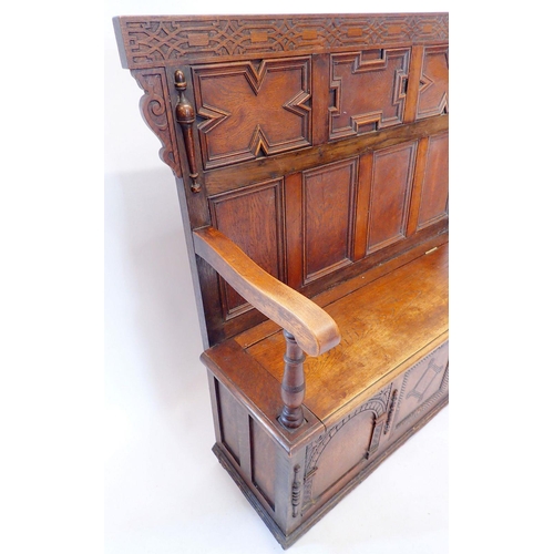 1300 - A Victorian small oak triple panelled settle, 118.5cm wide