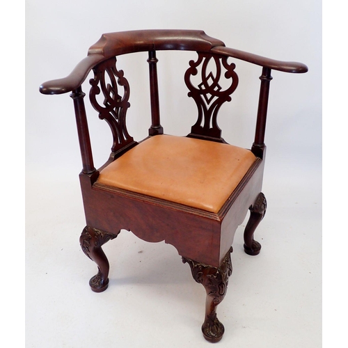 1314 - A Victorian mahogany Georgian style corner chair with pierced vase splats and carved cabriole suppor... 