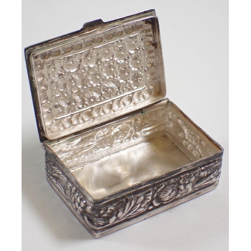 301 - A silver snuff box with embossed floral and wheat decoration, 4cm wide, marked 925