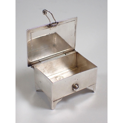 303 - A small silver trinket box, 3.5 x 2.5cm