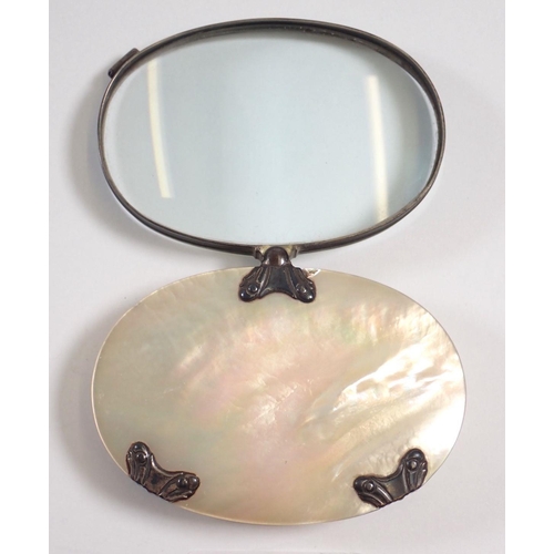 313 - A Georgian oval magnifying glass in a mother of pearl and white metal case, crack to mother of pearl... 