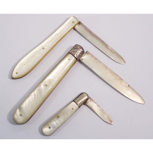 333 - Three silver bladed mother of pearl penknives, largest 9 cm