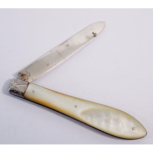 334 - A silver and mother of pearl folding fruit knife, Sheffield 1912, 8.5cm