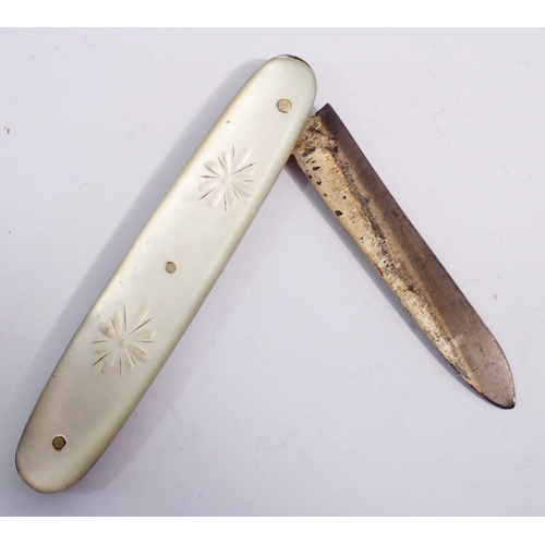 335 - A silver and mother of pearl folding fruit knife, Sheffield 1905, 6.7cm