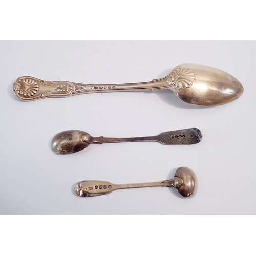 363 - A Georgian silver kings pattern tablespoon, London 1827, a silver mustard spoon and a silver salt sp... 