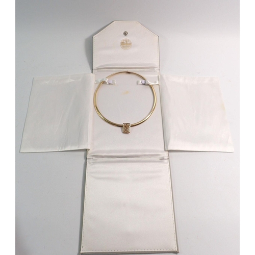 386 - A 14k gold collar necklace suspended pierced pendant in original silk case, 46g 13.5cm