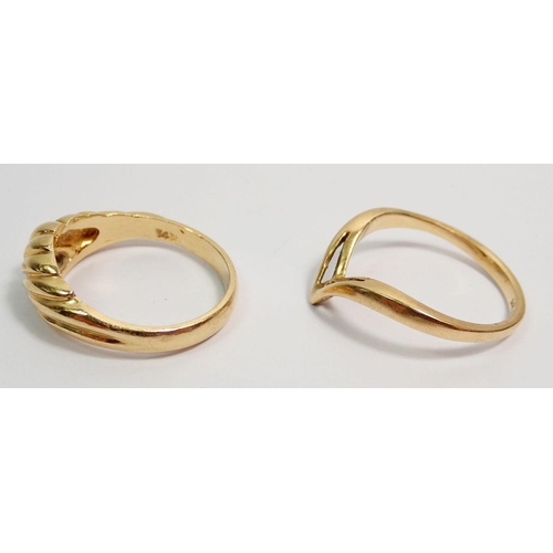 390 - A 14k gold wishbone ring and a 14k gold asymmetrical ribbed ring, size L 5.6g