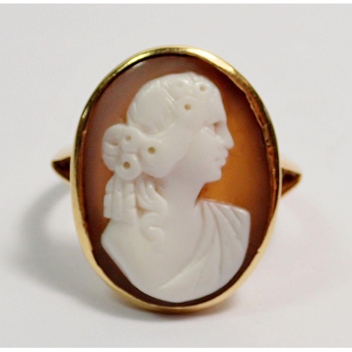 396 - An antique 18 carat gold cameo ring, size K to L, 4.2g