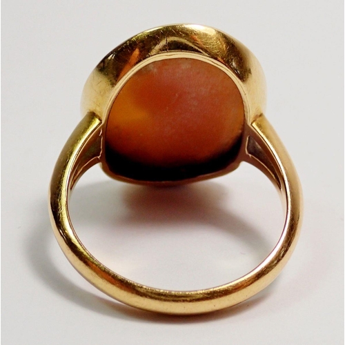 396 - An antique 18 carat gold cameo ring, size K to L, 4.2g