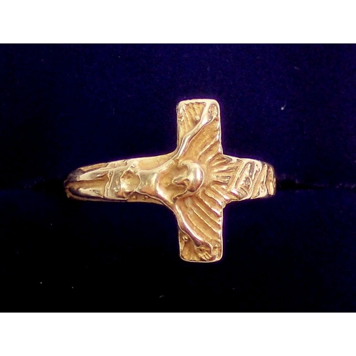 397 - A 14k gold crucifix ring, size K, 2.7g