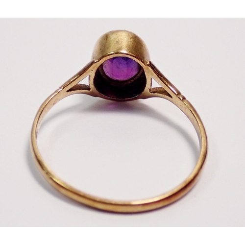 400 - A 9 carat gold ring set oval purple stone, size O, 1.6g