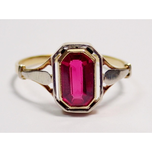 401 - An Edwardian gold ring set synthetic emerald cut ruby, size P, unmarked, 2.5g