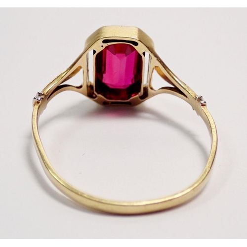 401 - An Edwardian gold ring set synthetic emerald cut ruby, size P, unmarked, 2.5g