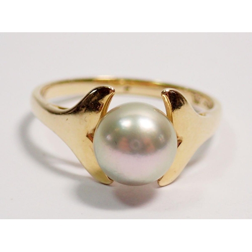 412 - A 14k gold pearl ring, 2.5g, size K