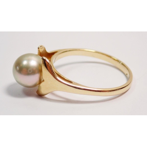 412 - A 14k gold pearl ring, 2.5g, size K