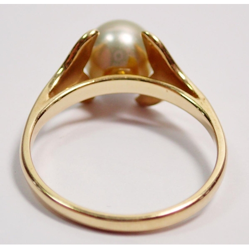 412 - A 14k gold pearl ring, 2.5g, size K