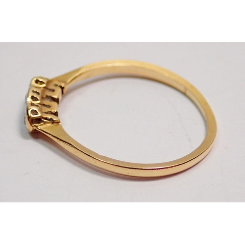 416 - An 18 carat gold three stone illusion set diamond ring, size N, 1.6g