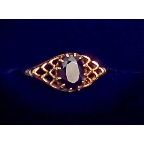 421 - A 9 carat gold ring set garnet, size S, 2g