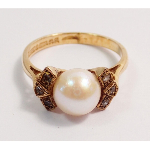 447 - A 9 carat gold ring set pearl flanked by six diamonds, size M, 3g - boxed