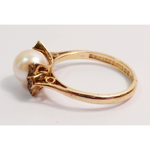 447 - A 9 carat gold ring set pearl flanked by six diamonds, size M, 3g - boxed