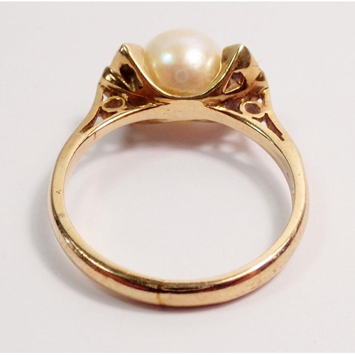 447 - A 9 carat gold ring set pearl flanked by six diamonds, size M, 3g - boxed