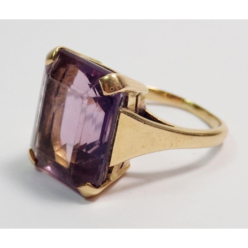 451 - An 18 carat gold ring set rectangular cut amethyst, size O, 8g