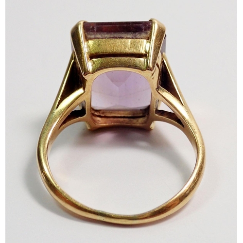 451 - An 18 carat gold ring set rectangular cut amethyst, size O, 8g