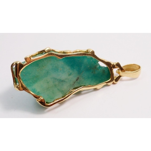 484 - A gold mounted uncut Columbian emerald pendant, 56.5k, 8.9g of gold, 6cm total length