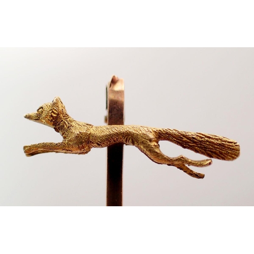 506 - A 9 carat gold tie pin/brooch with running fox, 5cm long, 2.8g