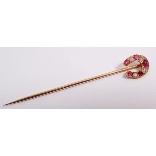 511 - A gold horseshoe stick pin set rubies and diamonds (horseshoe 7 x 7mm) 0.7g