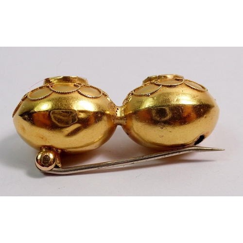 517 - A Victorian yellow metal double egg form brooch inset amethysts, catch a/f, unmarked but tested as 1... 