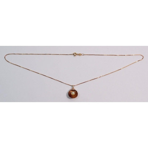 522 - A 9 carat gold shell and pearl necklace, 2.3g