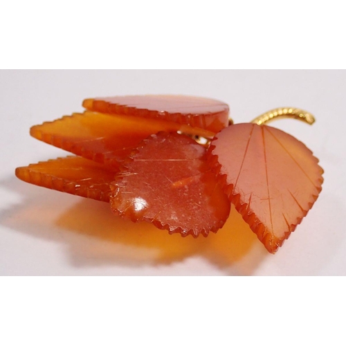 606 - An 18k gold and amber leaf form brooch, 4.5cm, 6.5g