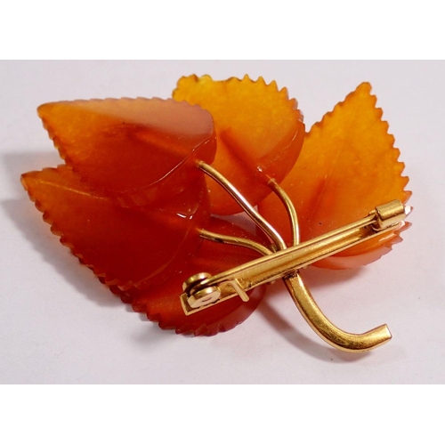 606 - An 18k gold and amber leaf form brooch, 4.5cm, 6.5g