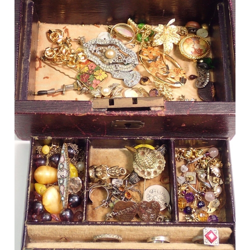 613 - A box of antique and later costume jewellery