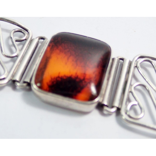 638 - A silver and amber link bracelet