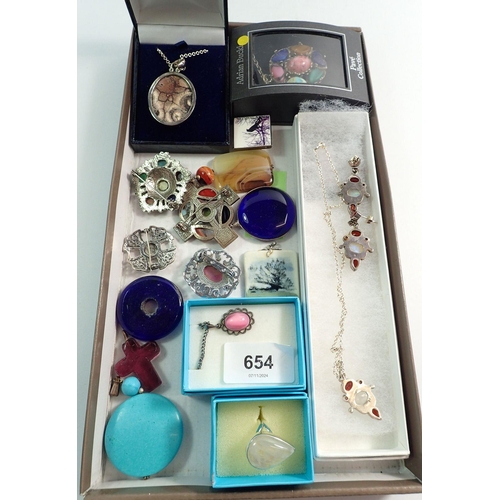 654 - A group of various stone set costume jewellery including a silver Scottish brooch, fossil pendant in... 