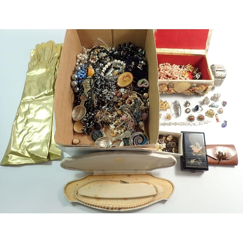 656 - A box of various costume jewellery incluidng earrings, neckalces etc.